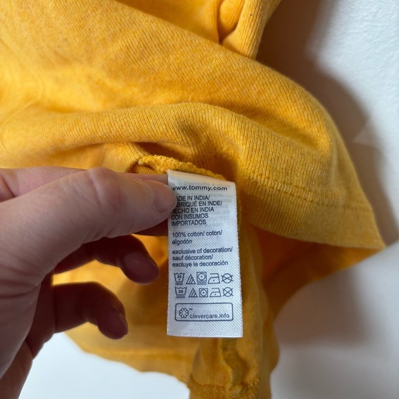 🎉4/30$🎉 Tommy Hilfiger Yellow Logo Tee - Size L - Picture 5 of 7